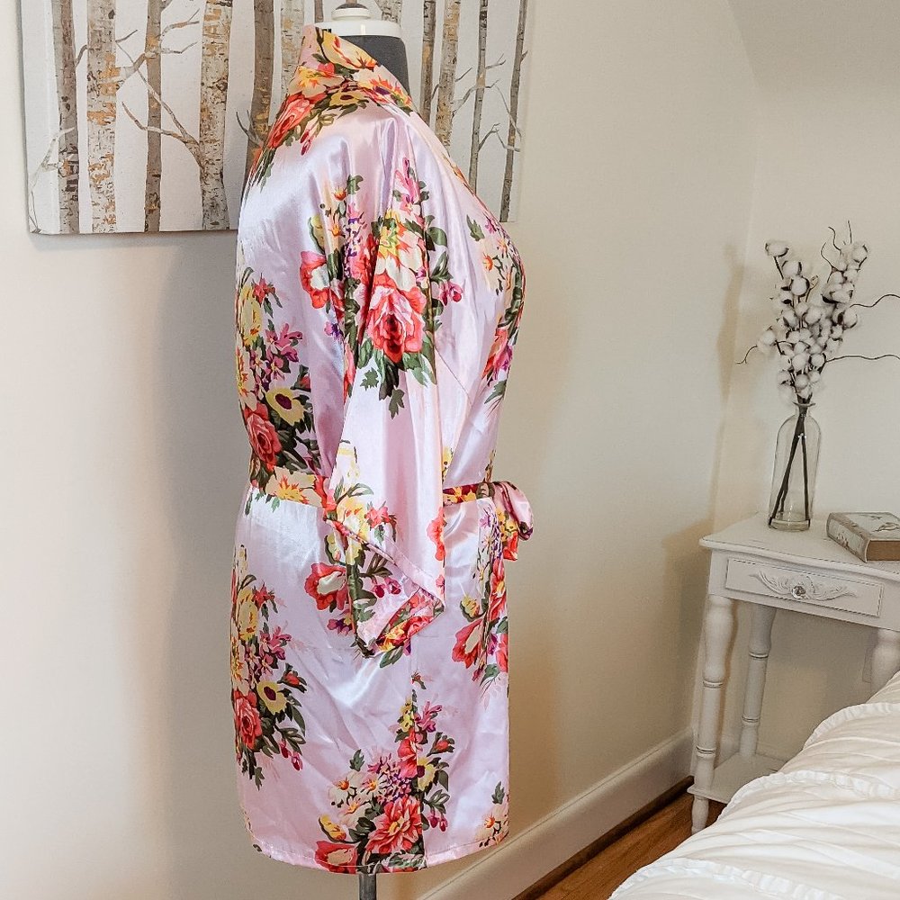 ~*Silky Light Pink Floral Robe - One Size*~ - Picture 4 of 8